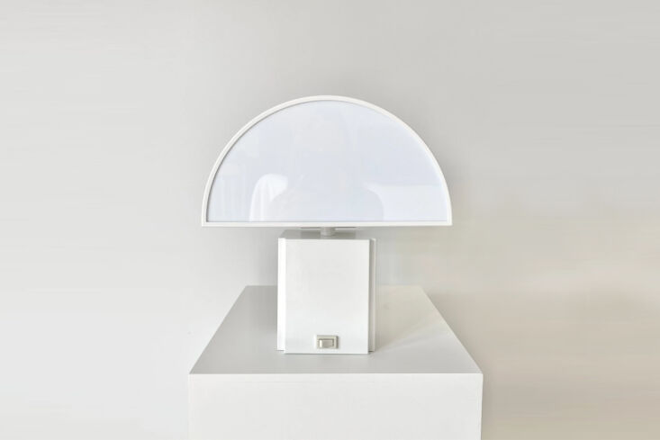 Cream-colored vintage-style Olympe table lamp with a curved silhouette.