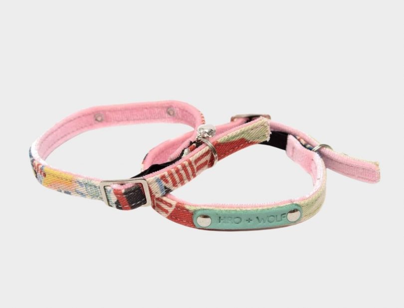A stylish cat collar with a vibrant 'New York' themed pattern.