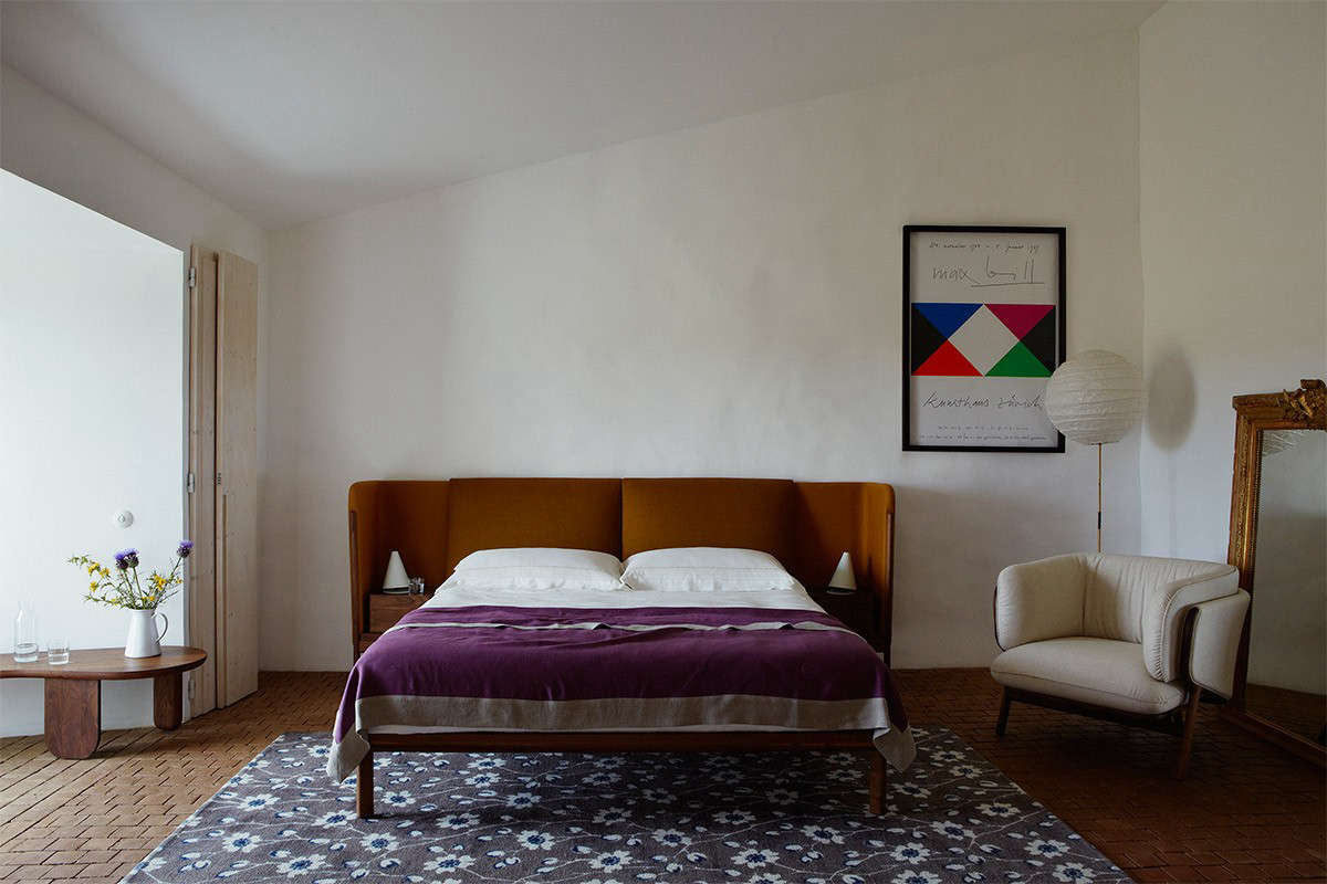 A suave minimalist interior space featuring Nichetto furniture and neutral tones.