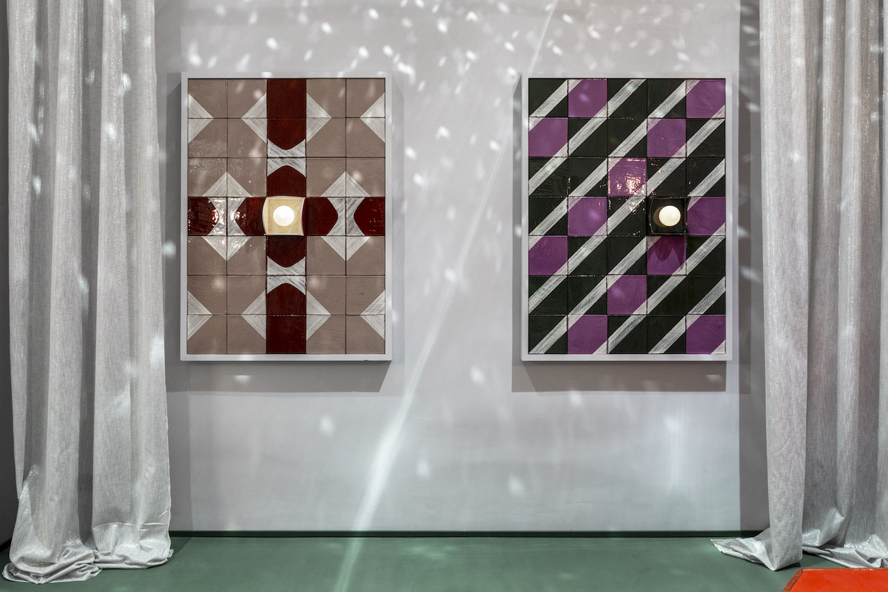 A square grid of blue and white ceramic tiles with a central illuminated bulb.