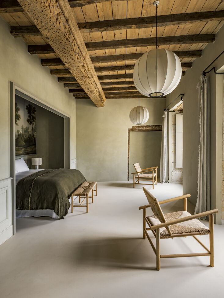 Seating area featuring traditional Provençal Bergierio chairs and a wooden bench.